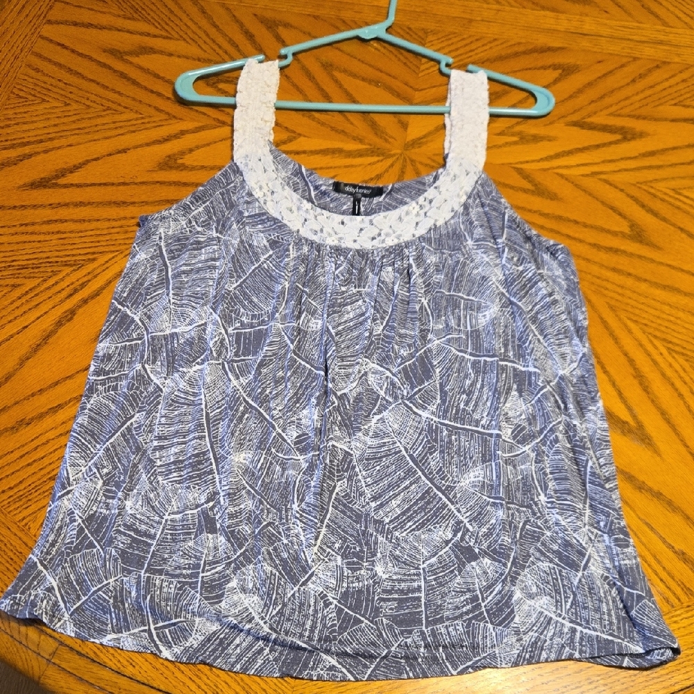 Daisy Fuentes Gray and White Patterned Tank Top